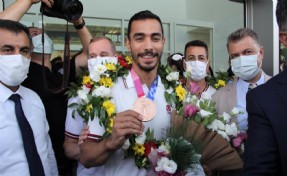 Ferhat Arıcan ile Adem Asil, depremzedeler için bilekliklerini açık artırmaya çıkardı