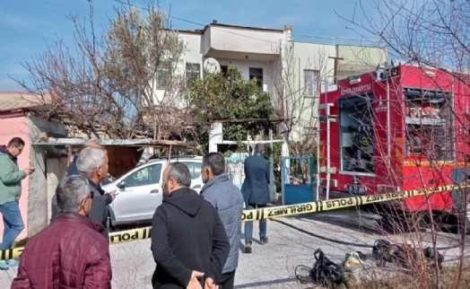İzmir'de ev yangınında bir kişi öldü