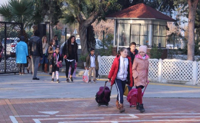 İzmirli öğrenciler, depremzede arkadaşları ile ders başı yaptı