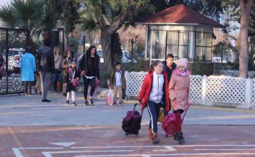 İzmirli öğrenciler, depremzede arkadaşları ile ders başı yaptı