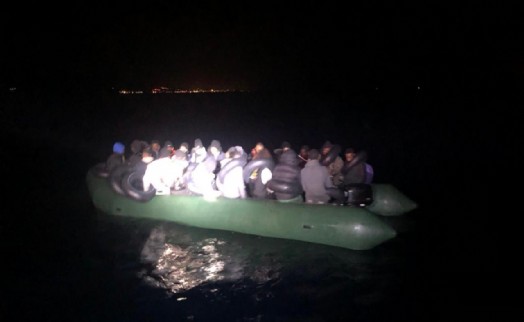 İzmir açıklarında 38 göçmen yakalandı