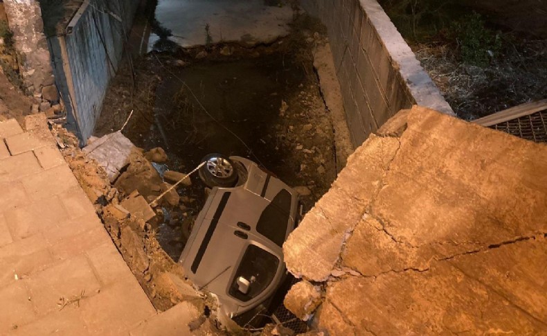 İzmir’de hafif ticari araç dereye uçtu, 2 kişi hafif yaralandı