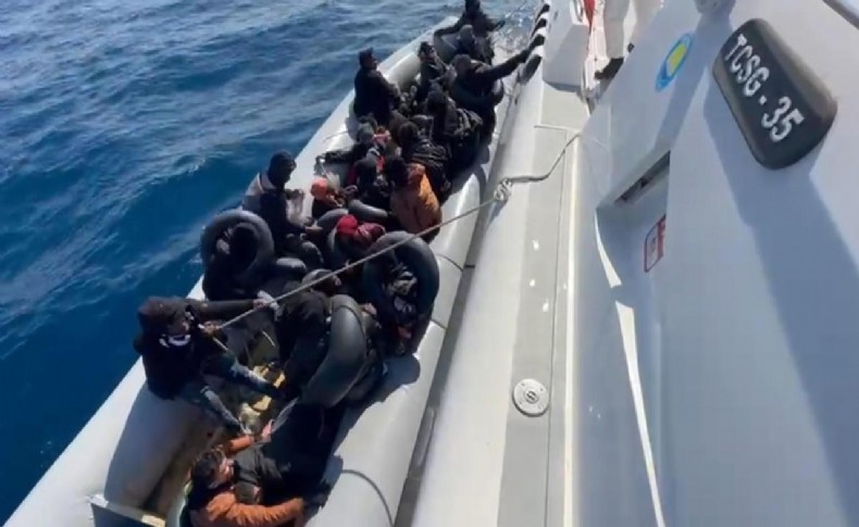 İzmir açıklarında 30 göçmen kurtarıldı