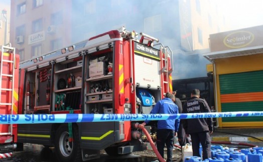 İzmir'de kozmetik mağazası deposunda yangın: 2 kişi hayatını kaybetti