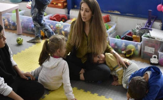 İzmir’deki depremzede çocuklar, gönüllü öğretmenlere emanet