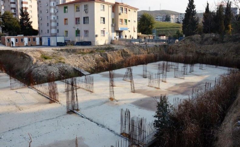 İzmir'de üç yıl önce yapımına başlanan okulun temeli çürümeye terk edildi