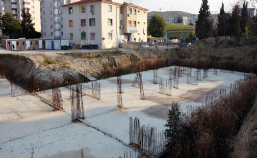 İzmir'de üç yıl önce yapımına başlanan okulun temeli çürümeye terk edildi