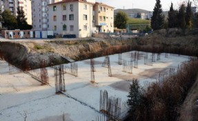 İzmir'de üç yıl önce yapımına başlanan okulun temeli çürümeye terk edildi