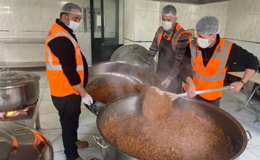 Buca Belediyesi'nden depremzedelere sıcak yemek