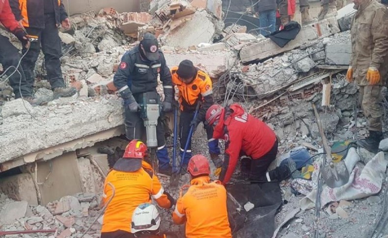 ÇAK ekibi deprem bölgesinde arama kurtarma çalışmalarını sürdürüyor