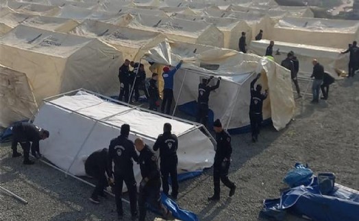 İzmir ekibi koordinasyon merkezi için Hatay’da; Çadırlar hızla kuruldu