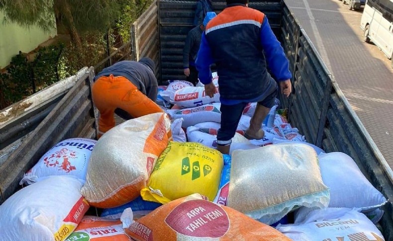 Kınık Belediyesi'nden afetzedelere yem desteği