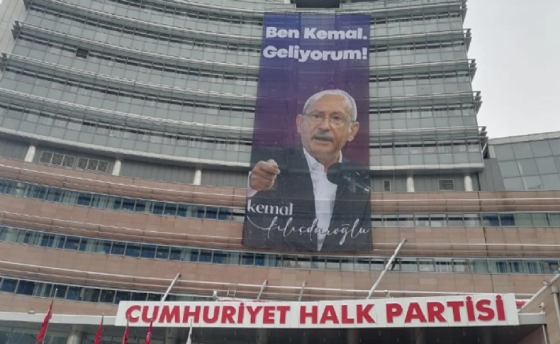 CHP Genel Merkezi'ne 'Ben Kemal, geliyorum!' pankartı asıldı