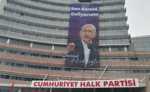 CHP Genel Merkezi'ne 'Ben Kemal, geliyorum!' pankartı asıldı