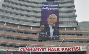 CHP Genel Merkezi'ne 'Ben Kemal, geliyorum!' pankartı asıldı