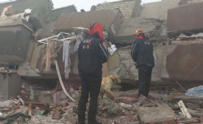 Malatya'da hasarlı binada kurtarma çalışması yapan ekipler enkazın altında kaldı