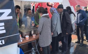 Selçuk Belediyesi Malatya’da yemek ve sosyal market çadırı kurdu