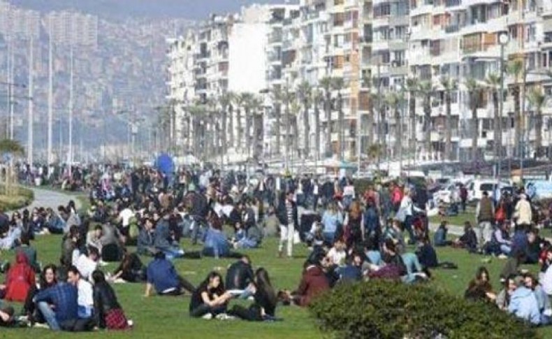 İzmir'de nüfus 4 milyon 462 bin 56 oldu