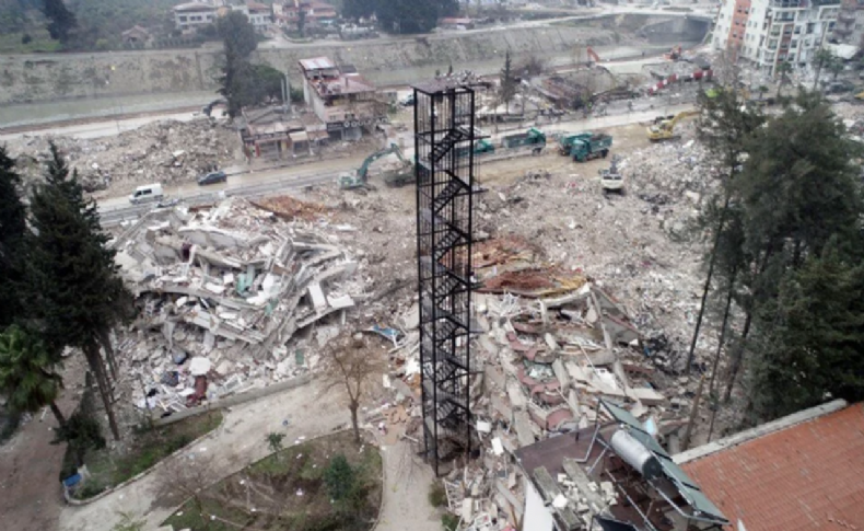 3 dakika arayla iki deprem! Bina yıkıldı merdiven kaldı