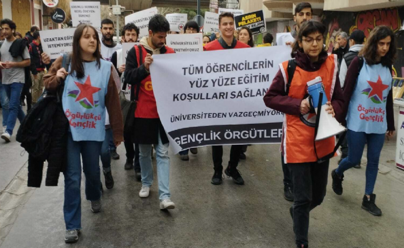 İzmir'de üniversite öğrencilerinden 'uzaktan eğitim' protestosu