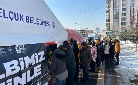 Selçuk Belediyesi Malatya'da yemek ve sosyal market çadırı kurdu
