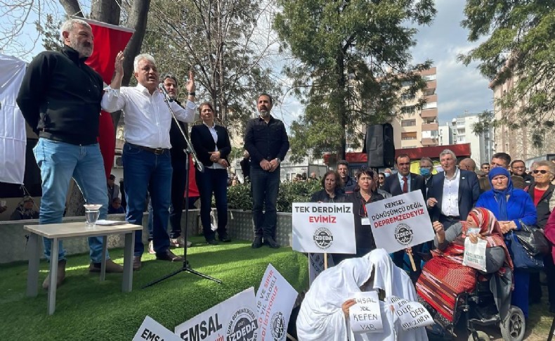 İzmirli depremzedelerden kefenli protesto!