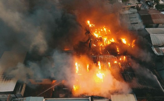 Kahramanmaraş'ta depremin ardından fabrikada çıkan yangın sürüyor