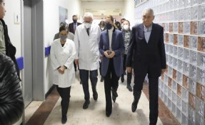 DEÜ Rektörü Hotar'dan yaralı depremzedelere moral ziyareti