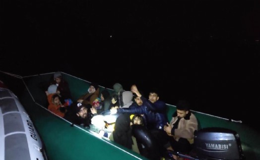 Motoru arızalanan lastik bottaki göçmenleri Sahil Güvenlik kurtardı