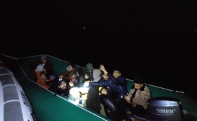 Motoru arızalanan lastik bottaki göçmenleri Sahil Güvenlik kurtardı