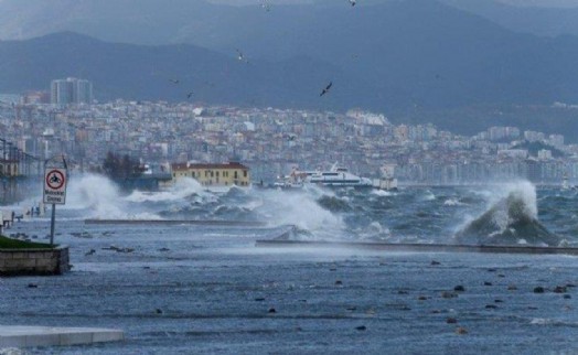 İzmirliler güne fırtına ile başladı