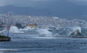 İzmirliler güne fırtına ile başladı