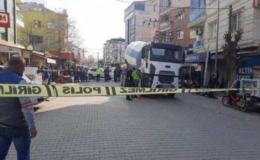 Manisa'da beton mikseri faciası: Anne ve kızına çarptı