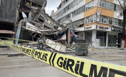 Depremde hasar alan bina aniden çöktü!