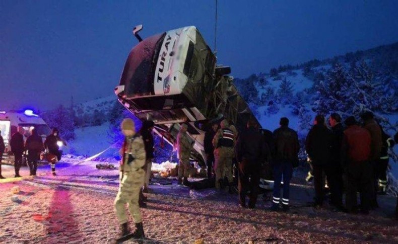 2 yolcu otobüsü devrildi: Kazalarda toplada 3 kişi öldü 46 kişi de yaralandı