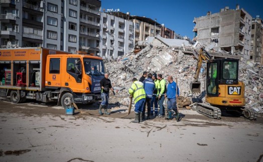 Deprem bölgesine su sağlamak için kesintisiz mesai