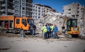 Deprem bölgesine su sağlamak için kesintisiz mesai