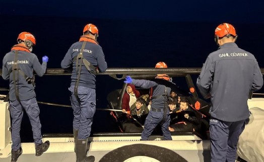 Yunanistan'ın geri ittiği 15 göçmen kurtarıldı