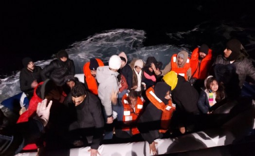 İzmir açıklarında 80 göçmen kurtarıldı