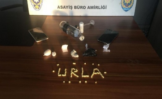 Urla'da uyuşturucu sattığı tespit edilen iki kişiye suçüstü