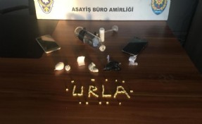 Urla'da uyuşturucu sattığı tespit edilen iki kişiye suçüstü