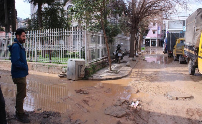 Kemeraltı esnafının bozuk yol çilesi: 'Caddeyi afet bölgesi ilan ettik'