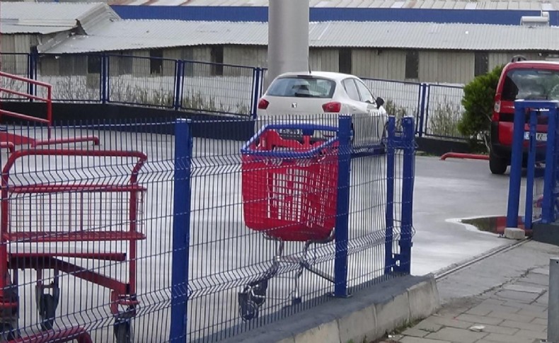 Fırsatçılığın böylesi: Alışveriş arabasını minibüsüne alıp kaçtılar