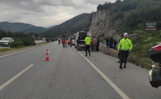 İzmir'de feci kaza: 2 ölü, 1 ağır yaralı