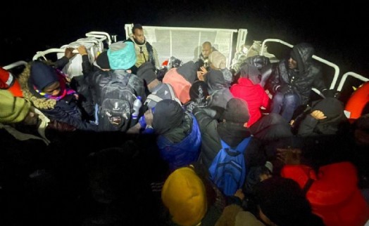 Yunanistan unsurlarınca geri itilen 60 göçmen kurtarıldı