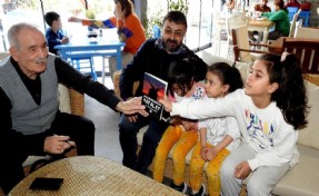 Çeşmeli çocuk kitapları yazarı, depremzede çocuklara kitaplarını imzaladı