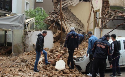 İzmir'de metruk bina bir aracın üstüne çöktü