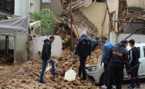 İzmir'de metruk bina bir aracın üstüne çöktü