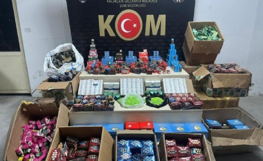 İzmir'de sahte ilaç operasyonu: On binlerce gümrük kaçağı malzeme ele geçirildi