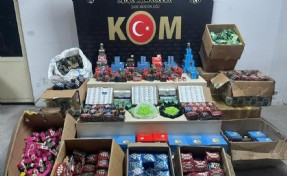 İzmir'de sahte ilaç operasyonu: On binlerce gümrük kaçağı malzeme ele geçirildi
